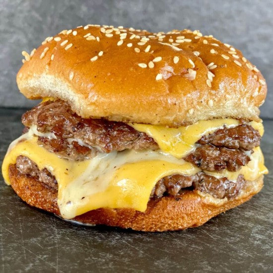 Εύκολα cheeseburgers στη μαντεμένια πλάκα