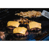 Ζουμερά burgers με ψητά λαχανικά σε μαντεμένια πλάκα