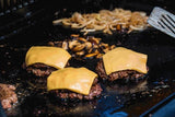 Ζουμερά burgers με ψητά λαχανικά σε μαντεμένια πλάκα