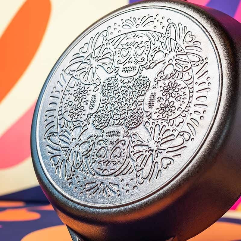 Μαντεμένιο τηγάνι Lodge με λαβή και χερούλι Butterfly Sugar Skull Skillet 30,5 cm L10SKULL | www.mantemi.gr