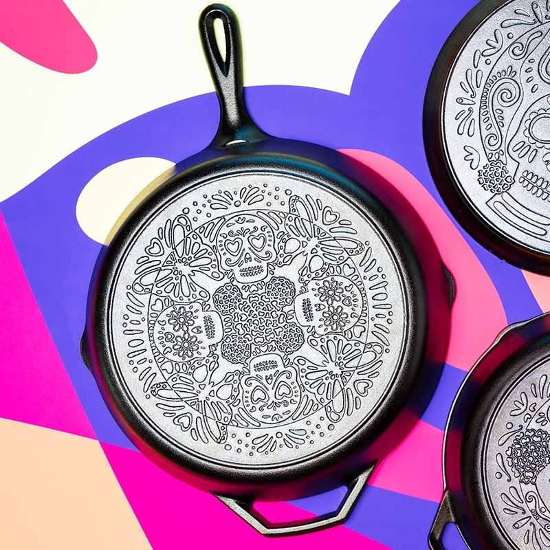 Μαντεμένιο τηγάνι Lodge με λαβή και χερούλι Butterfly Sugar Skull Skillet 30,5 cm L10SKULL | www.mantemi.gr