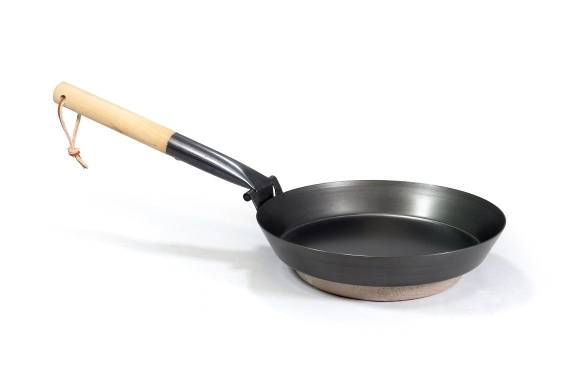 Τηγάνι Origin Outdoors Carbon Steel 24cm με αναδιπλούμενο χερούλι & ξύλινη επιφάνεια κοπής | www.mantemi.gr