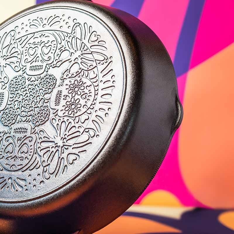 Μαντεμένιο τηγάνι Lodge με λαβή και χερούλι Butterfly Sugar Skull Skillet 30,5 cm L10SKULL | www.mantemi.gr