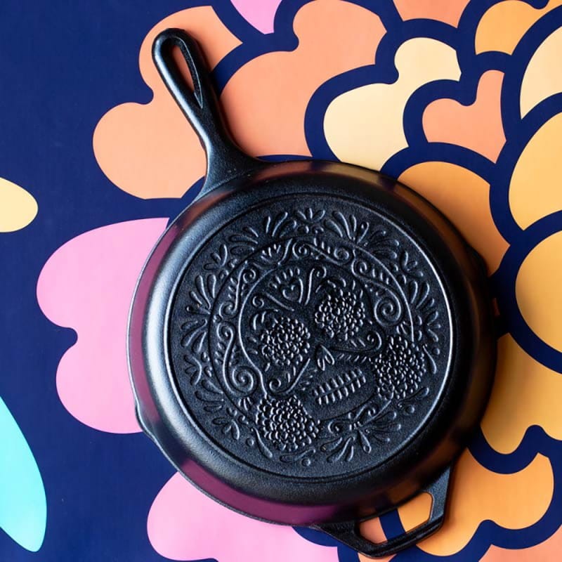 Μαντεμένιο τηγάνι Lodge 26 cm Sugar Skull Skillet L8SKULL | www.mantemi.gr
