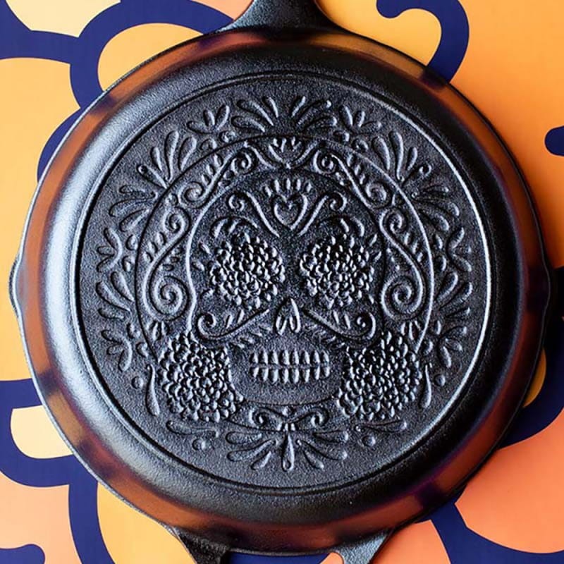 Μαντεμένιο τηγάνι Lodge 26 cm Sugar Skull Skillet L8SKULL | www.mantemi.gr