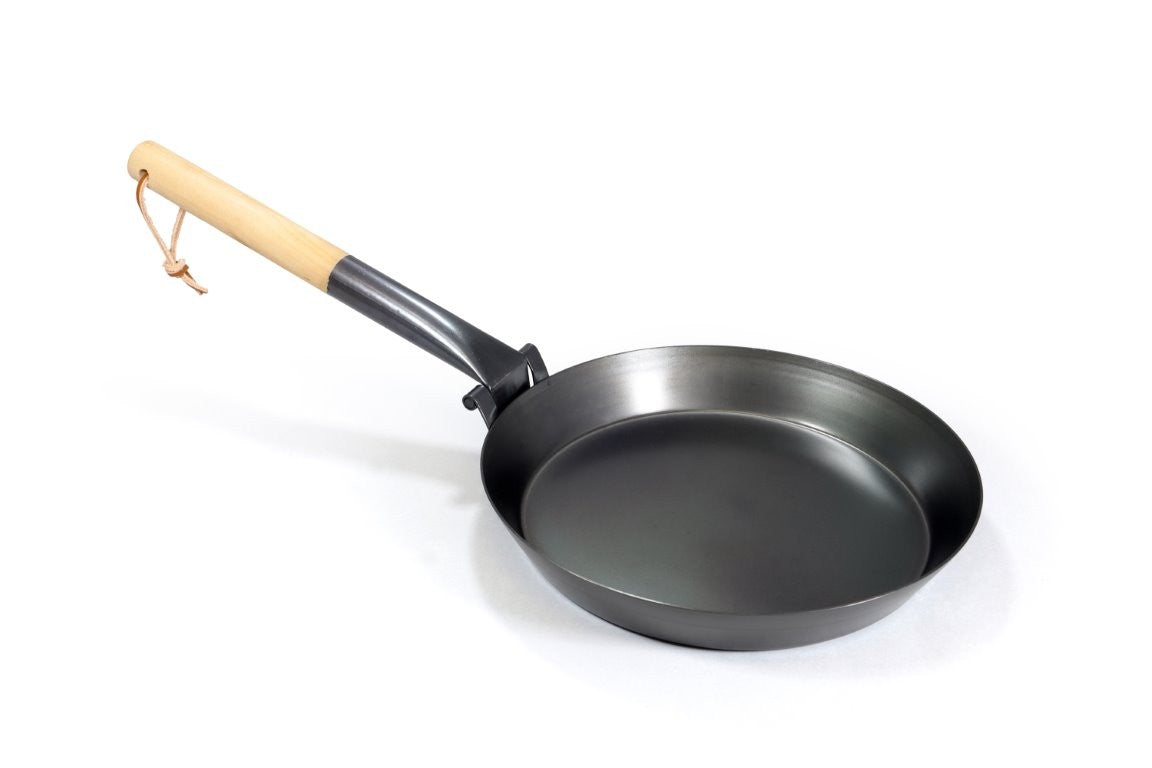 Τηγάνι Origin Outdoors Carbon Steel 24cm με αναδιπλούμενο χερούλι & ξύλινη επιφάνεια κοπής | www.mantemi.gr