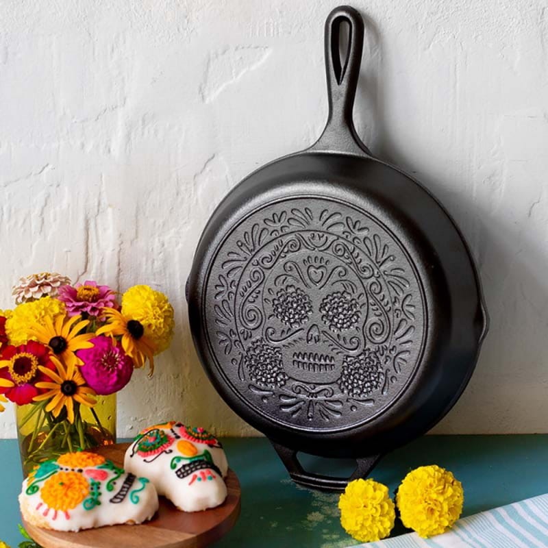 Μαντεμένιο τηγάνι Lodge 26 cm Sugar Skull Skillet L8SKULL | www.mantemi.gr