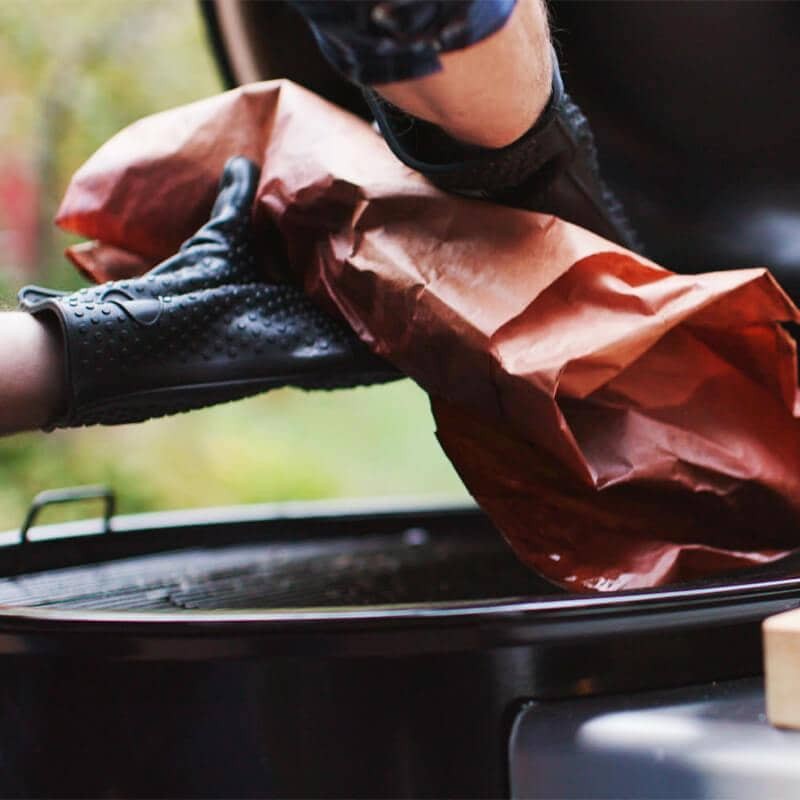 Γάντια BBQ από σιλικόνη Weber | www.mantemi.gr