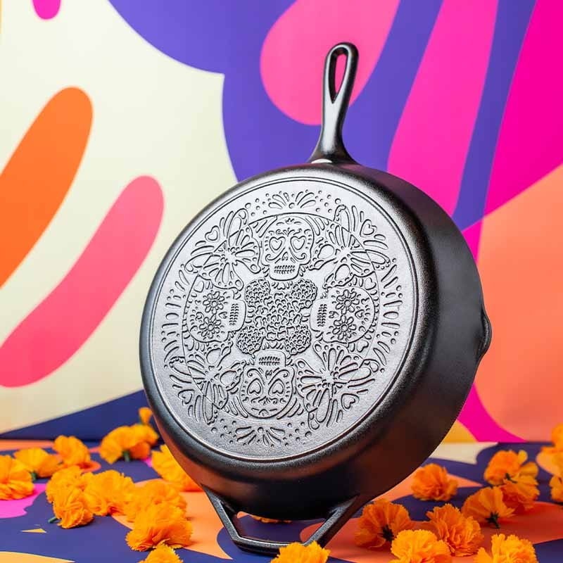 Μαντεμένιο τηγάνι Lodge με λαβή και χερούλι Butterfly Sugar Skull Skillet 30,5 cm L10SKULL | www.mantemi.gr