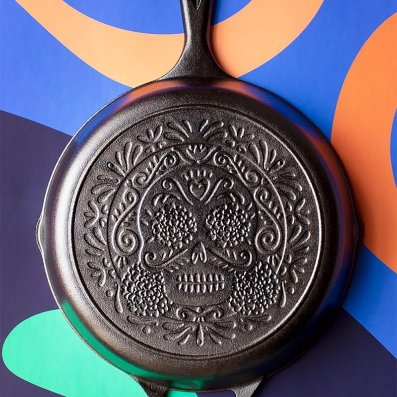 Μαντεμένιο τηγάνι Lodge 26 cm Sugar Skull Skillet L8SKULL | www.mantemi.gr