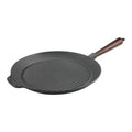 Μαντεμένιο σχαροτήγανο στρογγυλό Carl Victor 28cm με ξύλινο χερούλι | www.mantemi.gr